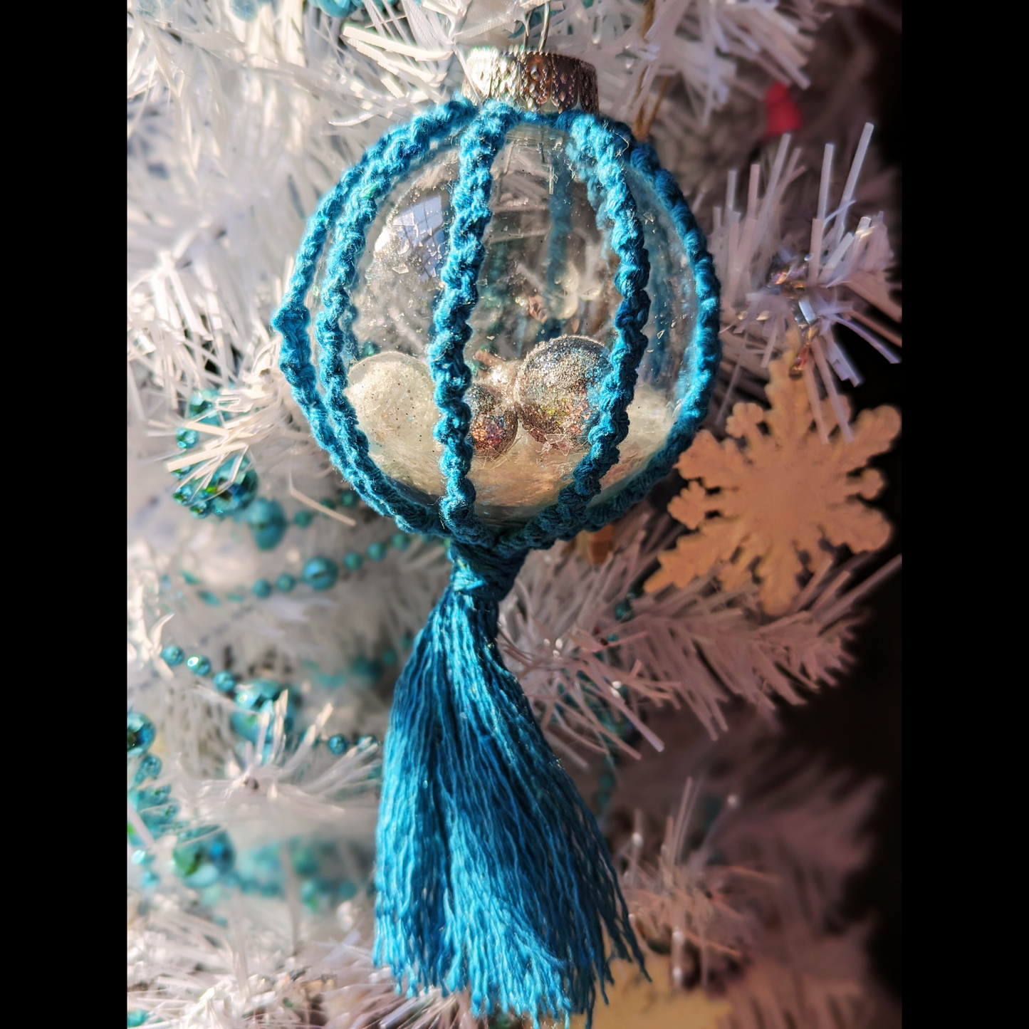 Blue Christmas Decor: Blue and White Snow Decor